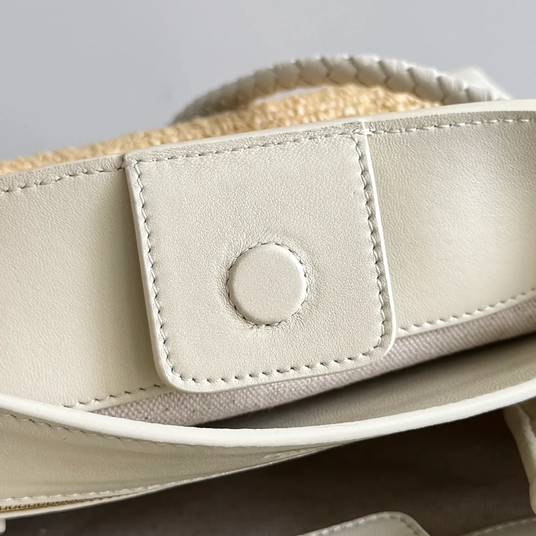 Batch 1960 Bottega Veneta's new SmallAndiamo | 🌞The best solution for summer relaxation! 🌾 Straw + leather splicing, natural materials collide with exquisite craftsmanship, and it has a sense of relaxation during the southern French holiday. It is suitable for daily commuting and weekend vacations. It is very stylish when you carry it with you. 💼 The practical capacity is amazing. It can easily store mobile phones, card holders, and powder compacts. The top opening and closing design makes it easy to access items and protects privacy. The whole is not redundant or cramped. It is a concrete interpretation of "less is more"! Unique woven texture + iconic gold buckle, low-key and high-end recognition, take it to the streets and turn heads when you put it on your back, as if you have brought lazy fashion into your life. BV’s new season aesthetics, fashionable and refined, come and take away this sense of relaxation~SmallAndiamo will become a high-end symbol in your style wardrobe that will never fade! Style number: 827478 (743568) Size: 25*20*10cm